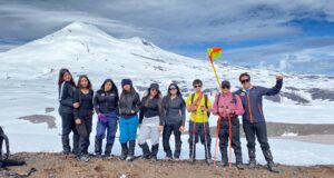 Estudiantes de la especialidad de servicios de turismo del liceo “Monseñor” de Pitrufquén realizan ascenso a la cumbre del cerro Colorado