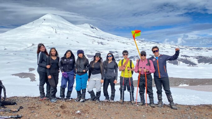 Estudiantes de la especialidad de servicios de turismo del liceo “Monseñor” de Pitrufquén realizan ascenso a la cumbre del cerro Colorado