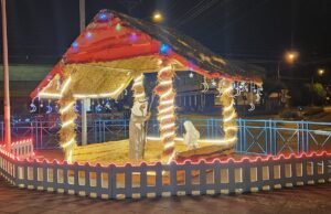 La Plaza Pedro Montt de Pitrufquén se alumbró de luces y colores con la inauguración del Parque Temático de Navidad