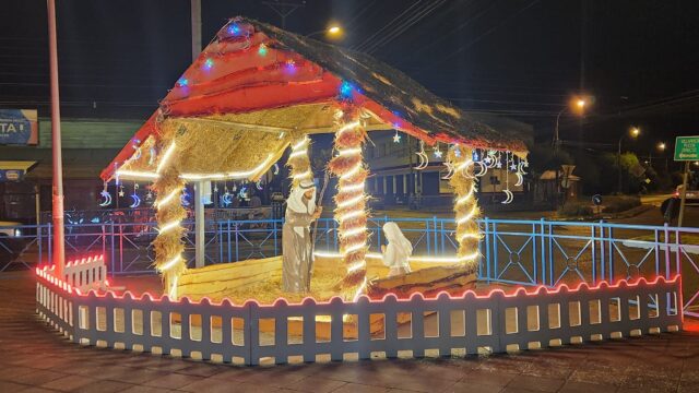 La Plaza Pedro Montt de Pitrufquén se alumbró de luces y colores con la inauguración del Parque Temático de Navidad