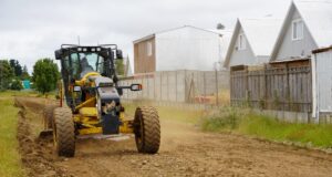 Construyen cortafuegos para evitar propagación de incendios forestales a sectores poblados de Pitrufquén