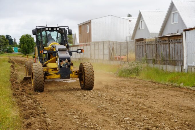 Construyen cortafuegos para evitar propagación de incendios forestales a sectores poblados de Pitrufquén