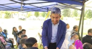 Escuela Quetroco celebra la licenciatura de 8° básico con la presencia del alcalde José Colihuil y concejales