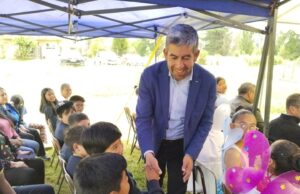 Escuela Quetroco celebra la licenciatura de 8° básico con la presencia del alcalde José Colihuil y concejales