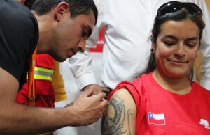 Brigadistas forestales de La Araucanía son vacunados para prevenir infecciones durante la temporada de incendios