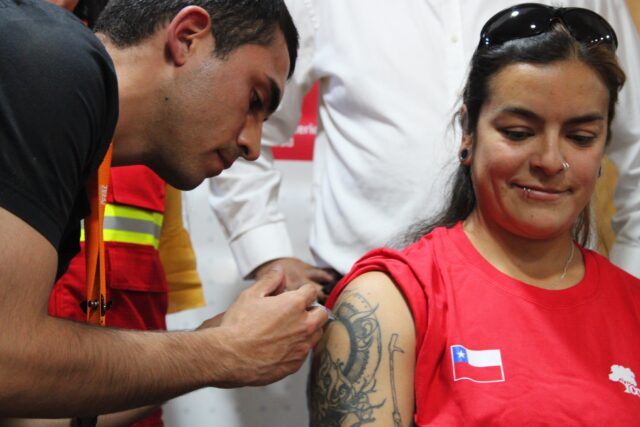 Brigadistas forestales de La Araucanía son vacunados para prevenir infecciones durante la temporada de incendios