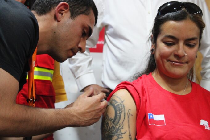 Brigadistas forestales de La Araucanía son vacunados para prevenir infecciones durante la temporada de incendios