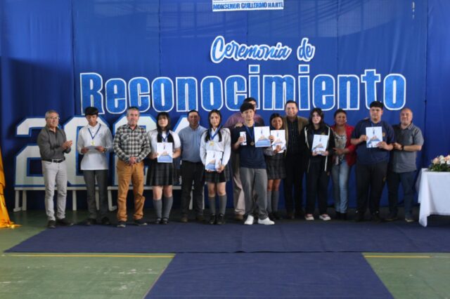 El liceo Bicentenario de Excelencia Monseñor Guillermo Hartl de Pitrufquén celebra a sus estudiantes destacados del año 2024