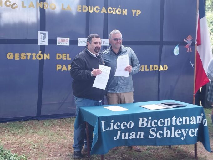 Liceo Bicentenario Juan Schelyer de Freire firma importante convenio con empresas agrícolas para instalación de módulo de cosecha de agua