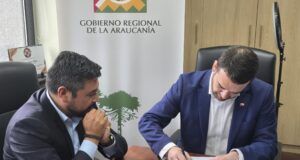 Gobernador Luciano Rivas firma mensaje para la adquisición de nuevos buses para el transporte de estudiantes en la comuna de Loncoche