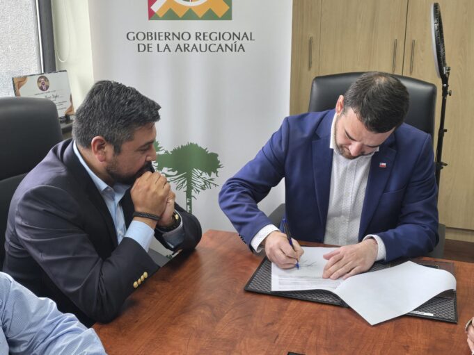 Gobernador Luciano Rivas firma mensaje para la adquisición de nuevos buses para el transporte de estudiantes en la comuna de Loncoche