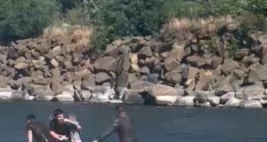 Carabineros rescata a niña de 12 años que era arrastrada por corriente del rio Cautín en Temuco