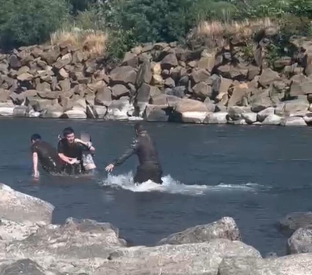 Carabineros rescata a niña de 12 años que era arrastrada por corriente del rio Cautín en Temuco