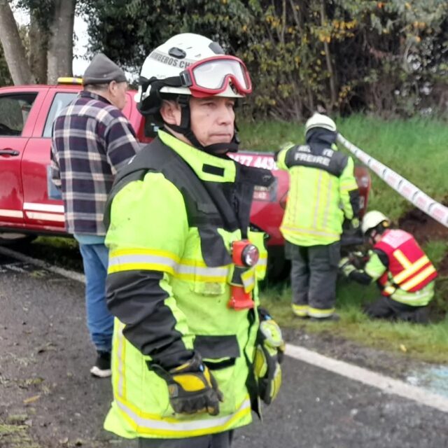 Bomberos de Freire rinden homenaje a Jorge Aravena por sus 50 años de servicio a la comunidad