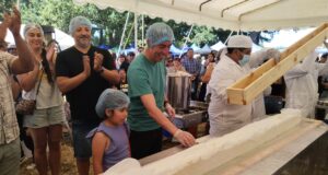 En Freire se cumplió la meta del quesillo más grande de Chile en la tradicional feria campesina de Rucahue Quepe