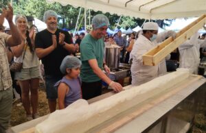 En Freire se cumplió la meta del quesillo más grande de Chile en la tradicional feria campesina de Rucahue Quepe