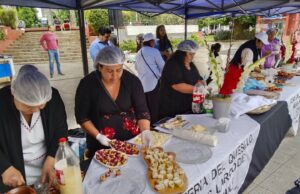 Emprendedores de Freire promocionaron la 5° versión de la Feria del Quesillo en la capital regional: el evento es este fin de semana
