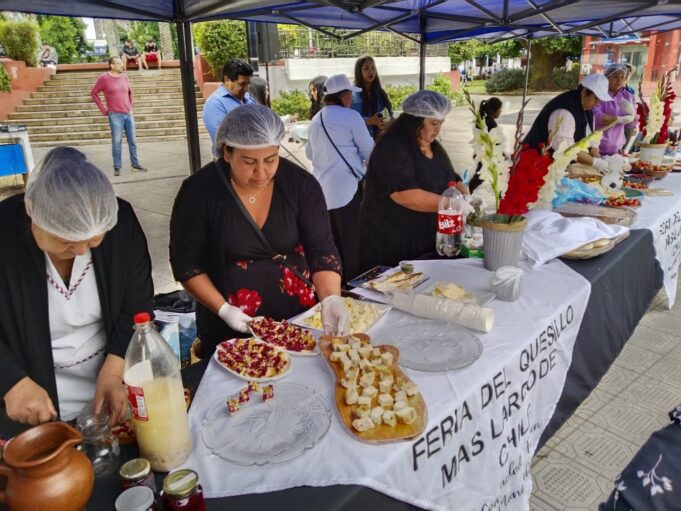 Emprendedores de Freire promocionaron la 5° versión de la Feria del Quesillo en la capital regional: el evento es este fin de semana