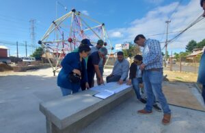 Alcaldesa de Pitrufquén junto a profesionales del SERVIU visitan iniciativas del Programa Quiero Mi Barrio en sector Villa los Ríos