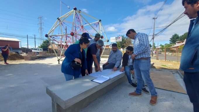 Alcaldesa de Pitrufquén junto a profesionales del SERVIU visitan iniciativas del Programa Quiero Mi Barrio en sector Villa los Ríos