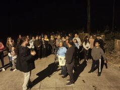 Personas mayores disfrutan del espectáculo de luciérnagas en el Parque Isla Municipal de Pitrufquén