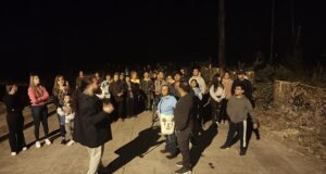 Personas mayores disfrutan del espectáculo de luciérnagas en el Parque Isla Municipal de Pitrufquén