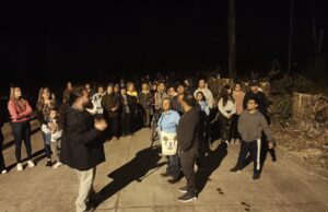 Personas mayores disfrutan del espectáculo de luciérnagas en el Parque Isla Municipal de Pitrufquén