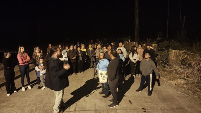 Personas mayores disfrutan del espectáculo de luciérnagas en el Parque Isla Municipal de Pitrufquén