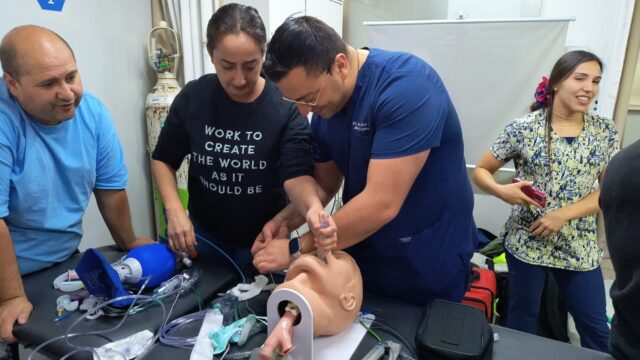 Personal de urgencia del CESFAM Villarrica reciben capacitación en atención de pacientes críticos