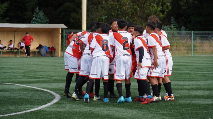 Mundialito 2025: Pitrufquén vive el fútbol joven con el inicio de la competencia en la cancha sintética
