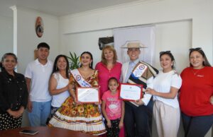 Campeones de Cueca Adulto de Pitrufquén Visitan a Alcaldesa Jacqueline Romero Inzunza
