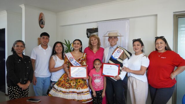 Campeones de Cueca Adulto de Pitrufquén Visitan a Alcaldesa Jacqueline Romero Inzunza
