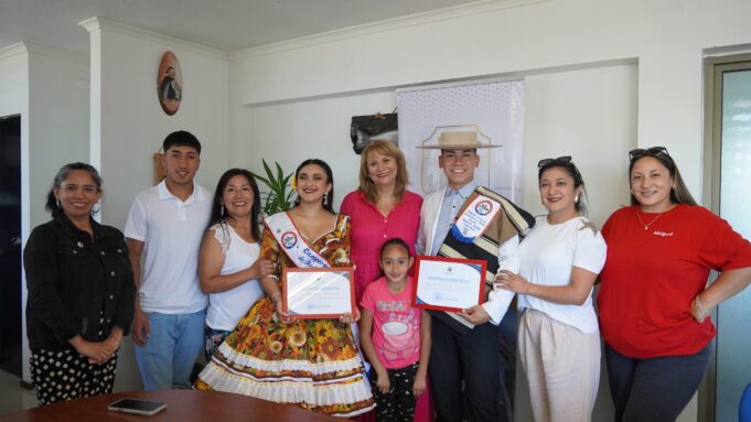 Campeones de Cueca Adulto de Pitrufquén Visitan a Alcaldesa Jacqueline Romero Inzunza