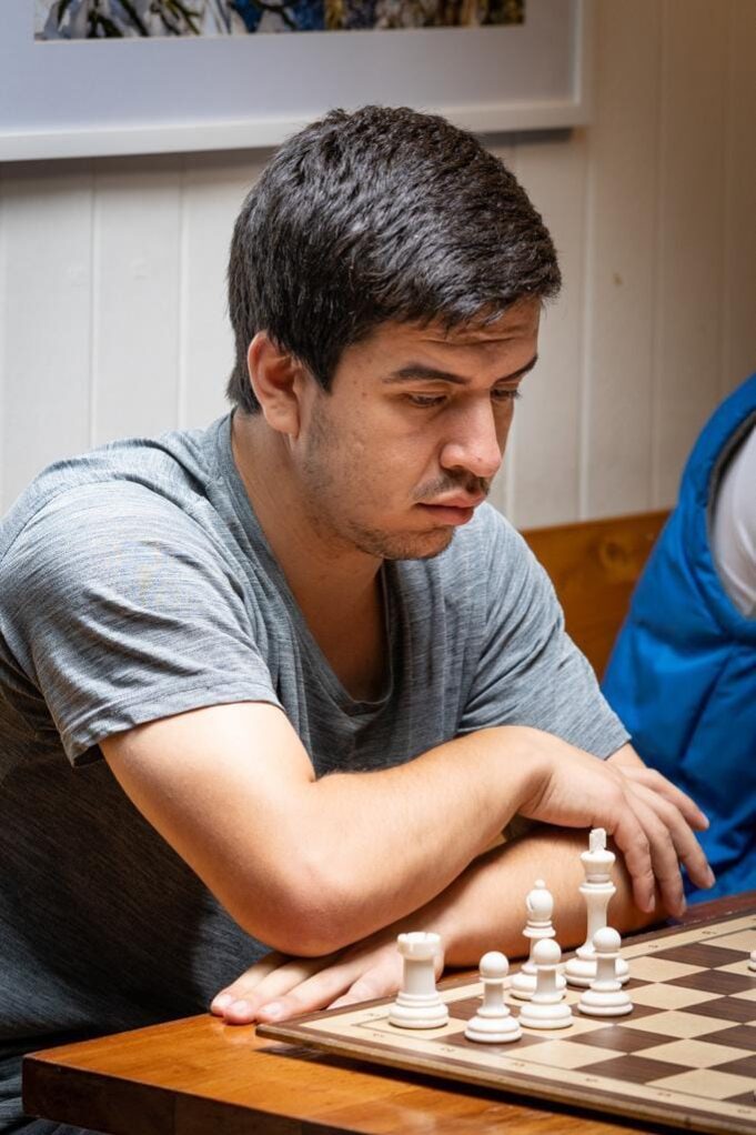 Erwin Vecchi representará nuevamente a Pitrufquén en la final nacional de ajedrez y solicita apoyo económico para su participación
