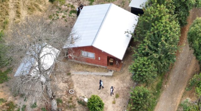 Estaba escondida en una cabaña familiar: en sector rural de villarrica fue encontrada prófuga del caso manicure