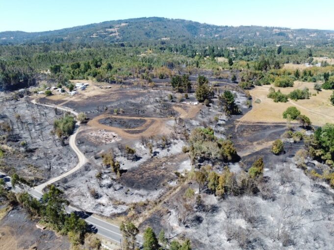 Con Apoyo de Helicóptero Sigue el Combate de Incendio Forestal en Pitrufquén