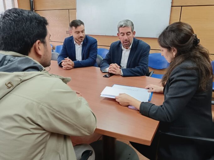 Alcalde de Freire se reunió con UOCT para ingresar estudio destinado a implementar semáforo en importante intersección urbana