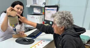 Hospital Dr. Hernán Henríquez Aravena lidera la entrega de prótesis para pacientes amputados en Araucanía Sur