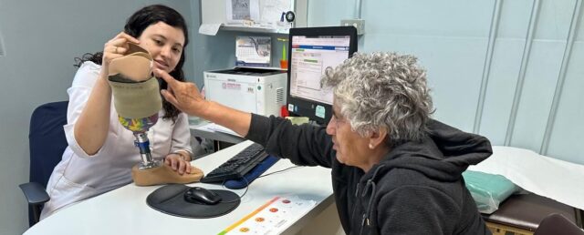 Hospital Dr. Hernán Henríquez Aravena lidera la entrega de prótesis para pacientes amputados en Araucanía Sur