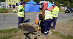 En Pitrufquén advierten a la ciudadanía no botar basuras o líquidos orgánicos a los sumideros de aguas lluvia