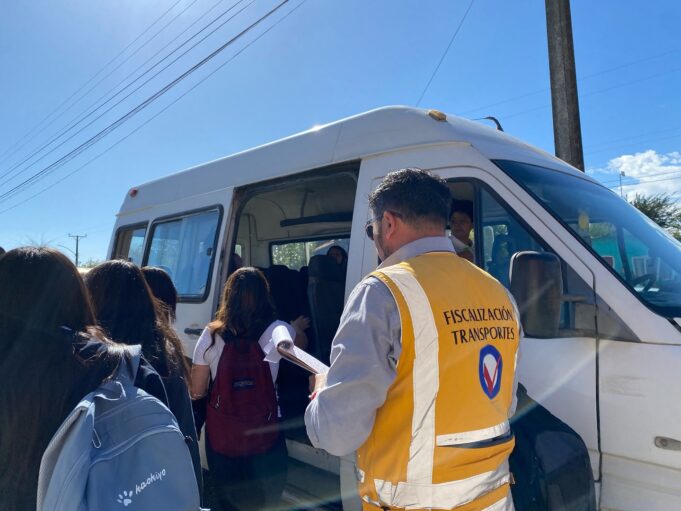 Pitrufquén: seremi de transporte realiza fiscalización preventiva al transporte escolar en villa Comuy para garantizar seguridad de estudiantes