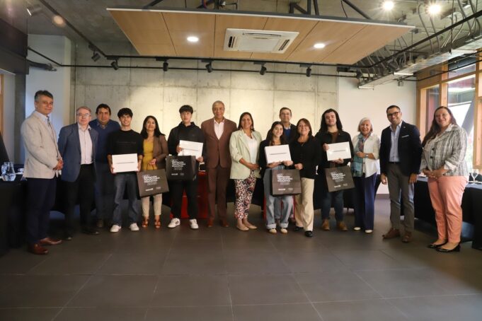 Estudiantes destacados de la Universidad Autónoma reciben beca de Distinción Trayectoria Educativa en Temuco