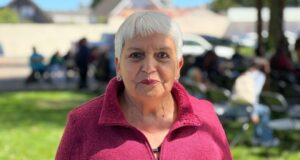 Julia Reyes, conocida dirigente social de Pitrufquén, cumple su sueño de estudiar Servicio Social a los 73 años