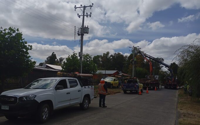 Frontel realizó mantenimiento en la red eléctrica de Los Laureles en la comuna de Cunco