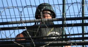 Gendarmería incauta más de 50 armas blancas, celulares y licor artesanal en cárcel de Pitrufquén, Temuco y Angol