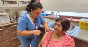 CESFAM de Pitrufquén suministra más de 300 dosis de vacunas contra la influenza en primeros días de campaña de invierno 2025