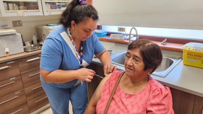 CESFAM de Pitrufquén suministra más de 300 dosis de vacunas contra la influenza en primeros días de campaña de invierno 2025