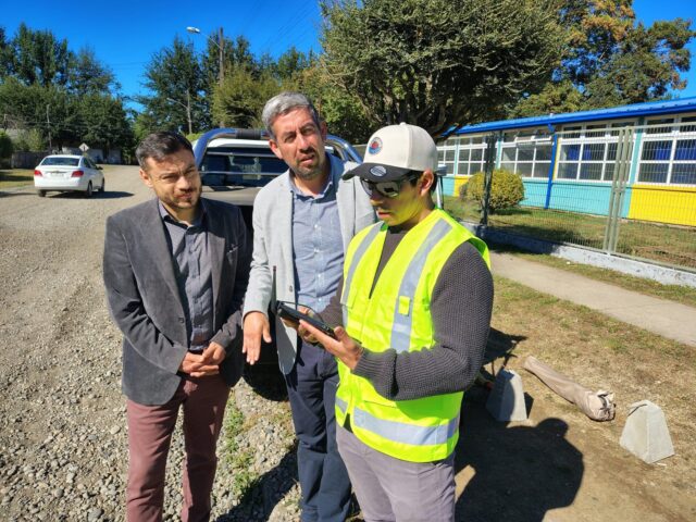 En la comuna de Freire inician mediciones topográficas para pavimentación de calles en la localidad de Radal