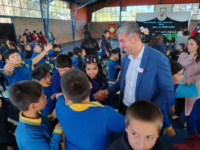 Con una ceremonia en la escuela La Esperanza de Radal, Freire dio inicio oficialmente al año escolar 2025