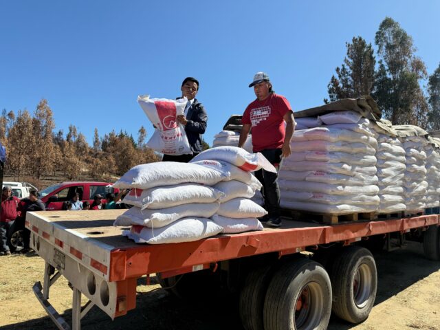 CONADI y Agricultura entregan alimentos para animales de familias mapuche afectadas por recientes incendios en La Araucanía